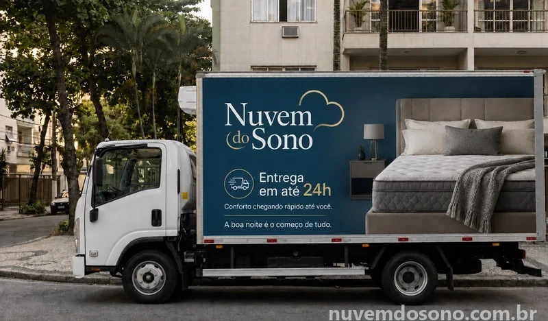 Caminhão de entrega da Nuvem do Sono adesivado com Entrega em até 24h, na rua, na Zona Norte do Rio