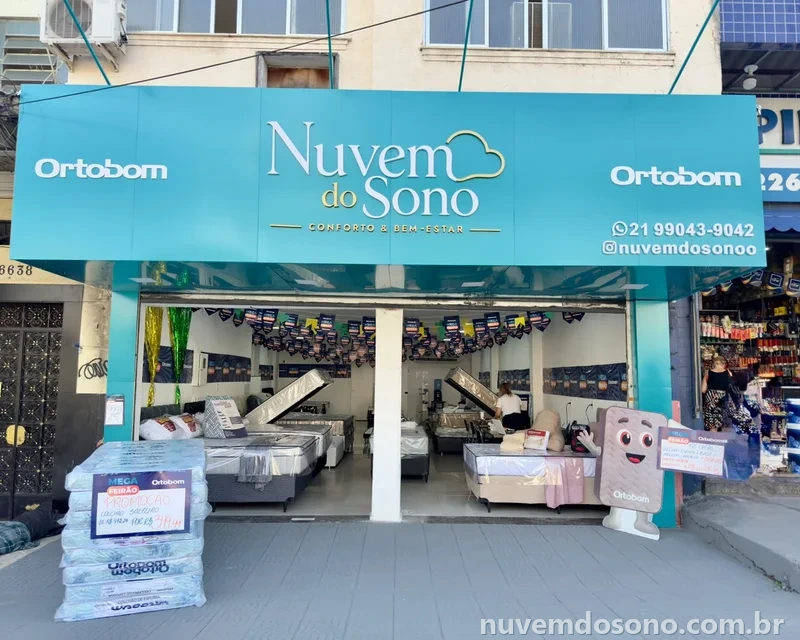 Fachada da loja Nuvem do Sono na Av. Dom Hélder Câmara, em Pilares, com colchões Ortobom na vitrine