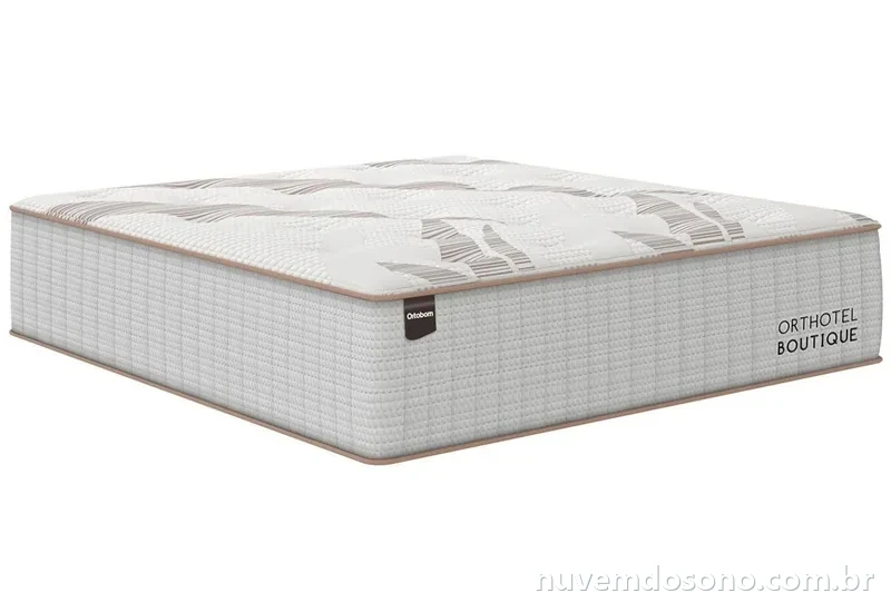 Colchão Ortobom Orthotel Boutique Queen completo, visto em três quartos sobre fundo branco