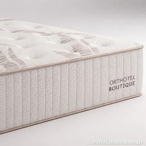 Colchão Ortobom Orthotel Boutique visto de lado, com acabamento lateral e tampo branco
