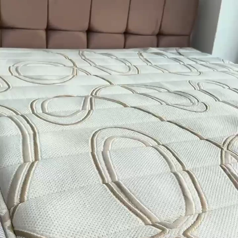 Exclusive Gel em um ambiente real, com o tampo claro diante de uma cabeceira marrom