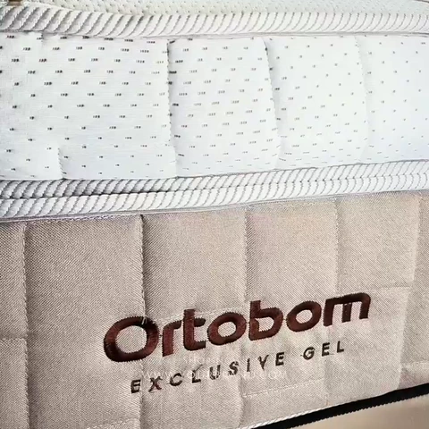 Detalhe real do Pillow Top, da lateral e da identificação Exclusive Gel